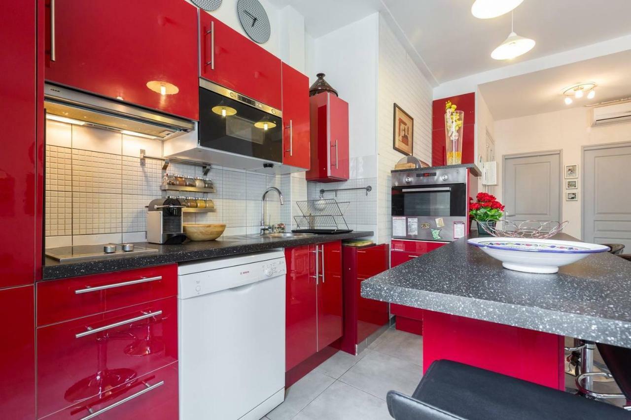 Stylish White And Red Apartments Juan-les-Pins Ngoại thất bức ảnh