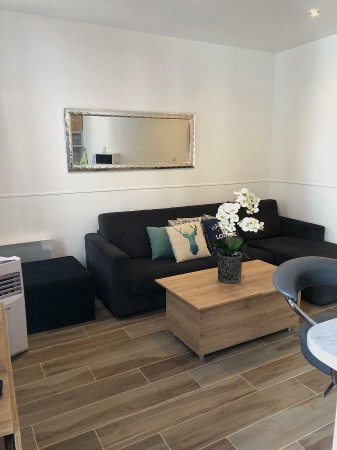Stylish White And Red Apartments Juan-les-Pins Ngoại thất bức ảnh