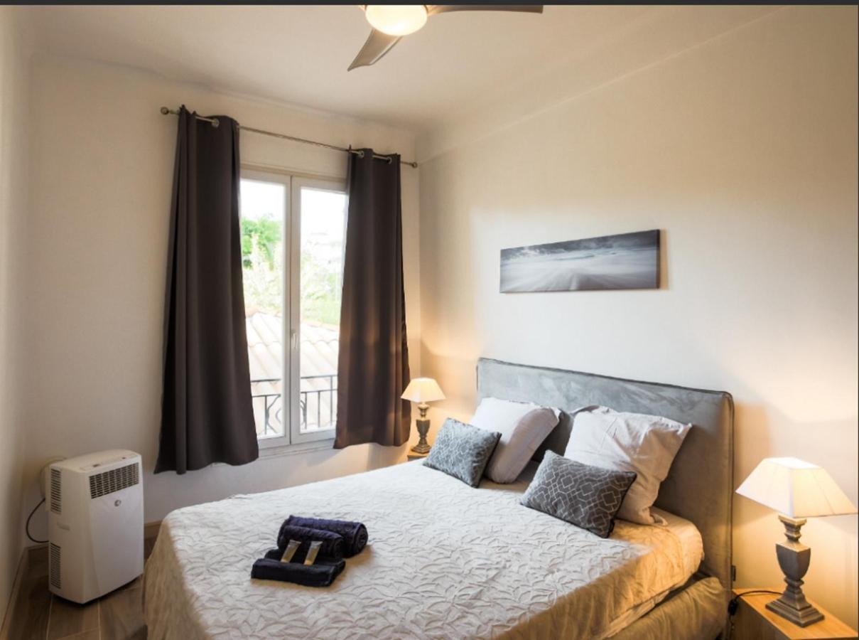 Stylish White And Red Apartments Juan-les-Pins Ngoại thất bức ảnh