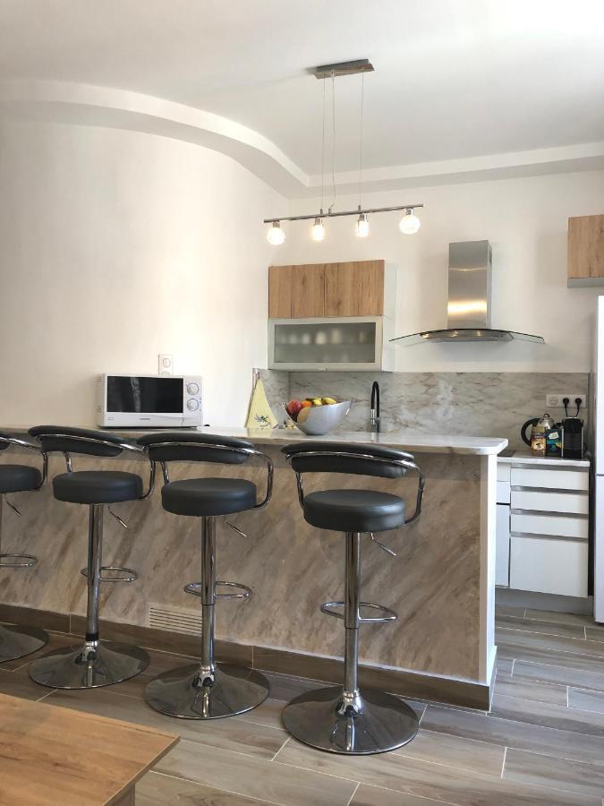 Stylish White And Red Apartments Juan-les-Pins Ngoại thất bức ảnh